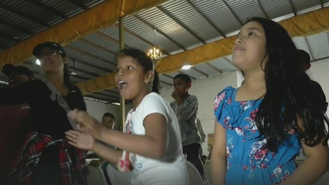 Voluntarios llevan juguetes y piñatas a niños migrantes que viven en un albergue en Tijuana Voluntarios llevan juguetes y piñatas a niños migrantes que viven en un albergue en Tijuana