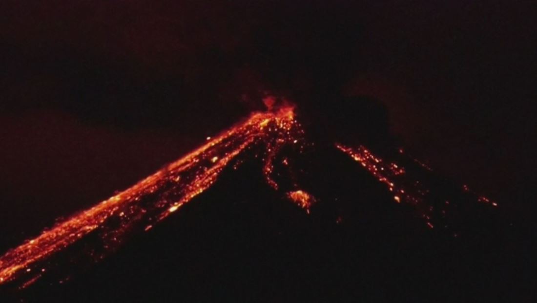 La erupción de un volcán en Ecuador pintó de rojo la noche de una remota región amazónica La erupción de un volcán en Ecuador pintó de rojo la noche de una remota región amazónica