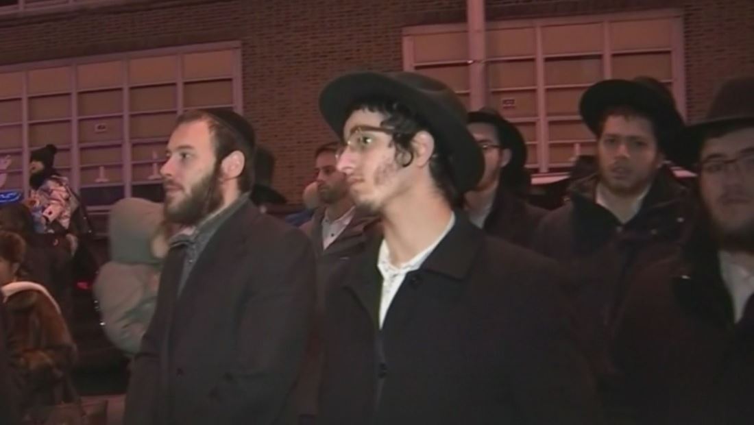 Tiroteo de Jersey City: Encienden menorá de Janucá en el supermercado judío donde murieron un policía y tres civiles Tiroteo de Jersey City: Encienden menorá de Janucá en el supermercado judío donde murieron un policía y tres civiles