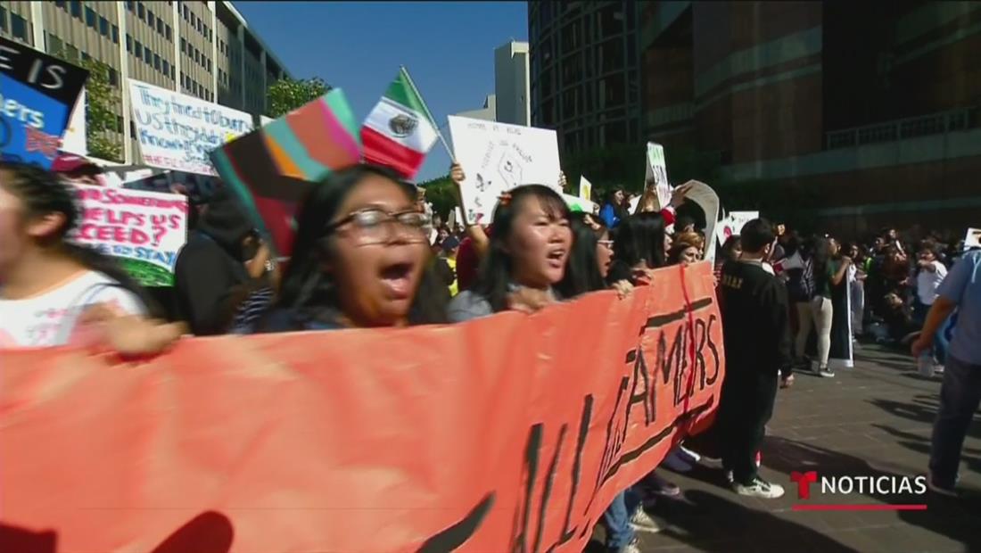 ICE reabre casos de repatriación de 'soñadores' protegidos por DACA sin saber aún la decisión de la Corte Suprema ICE reabre casos de repatriación de 'soñadores' protegidos por DACA sin saber aún la decisión de la Corte Suprema