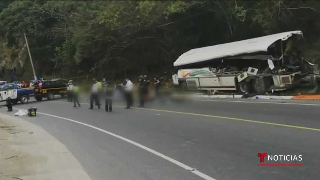 Mueren al menos 21 personas en choque vehicular en Guatemala Mueren al menos 21 personas en choque vehicular en Guatemala