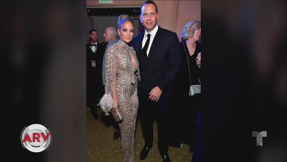 JLo recibe un premio por la película Hustlers JLo recibe un premio por la película Hustlers