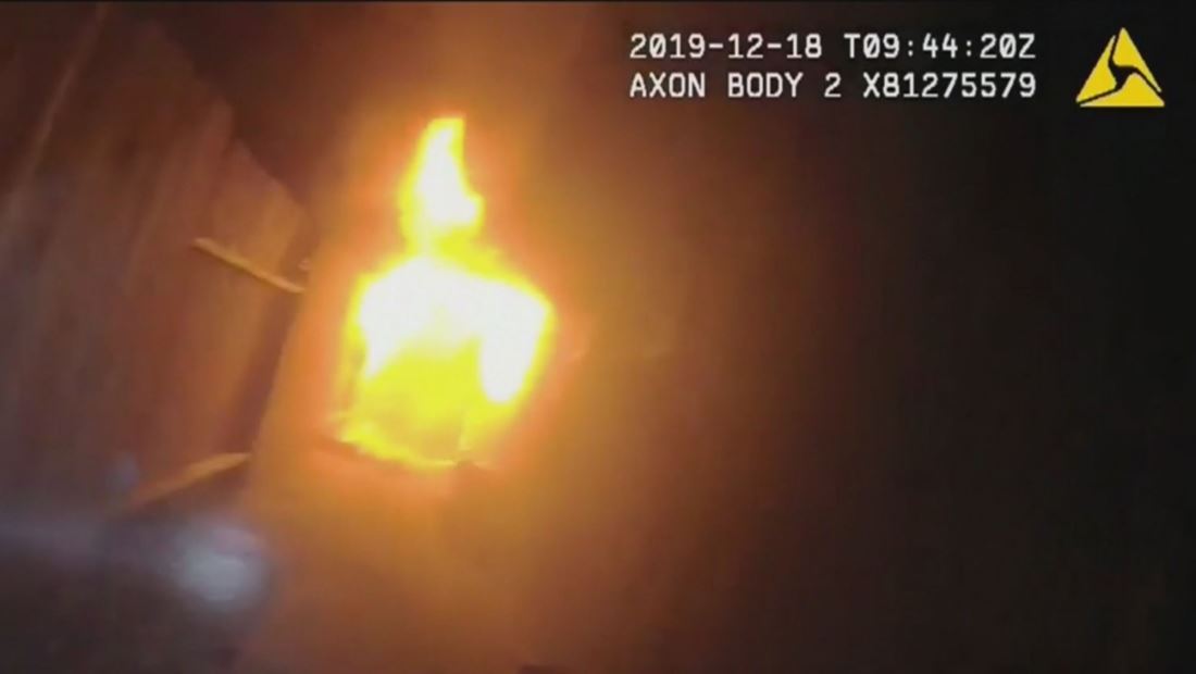Policías se juegan la vida para rescatar a una pareja de un incendio Policías se juegan la vida para rescatar a una pareja de un incendio