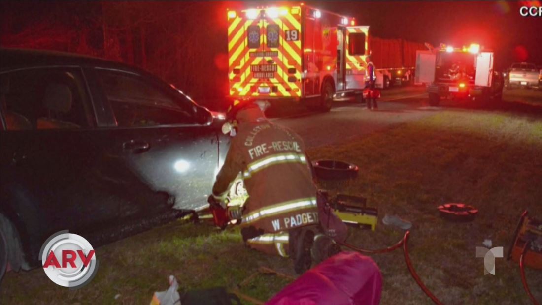 Mujer llama al 911 con dedos del pie cuando su carro le aplastó las manos Mujer llama al 911 con dedos del pie cuando su carro le aplastó las manos