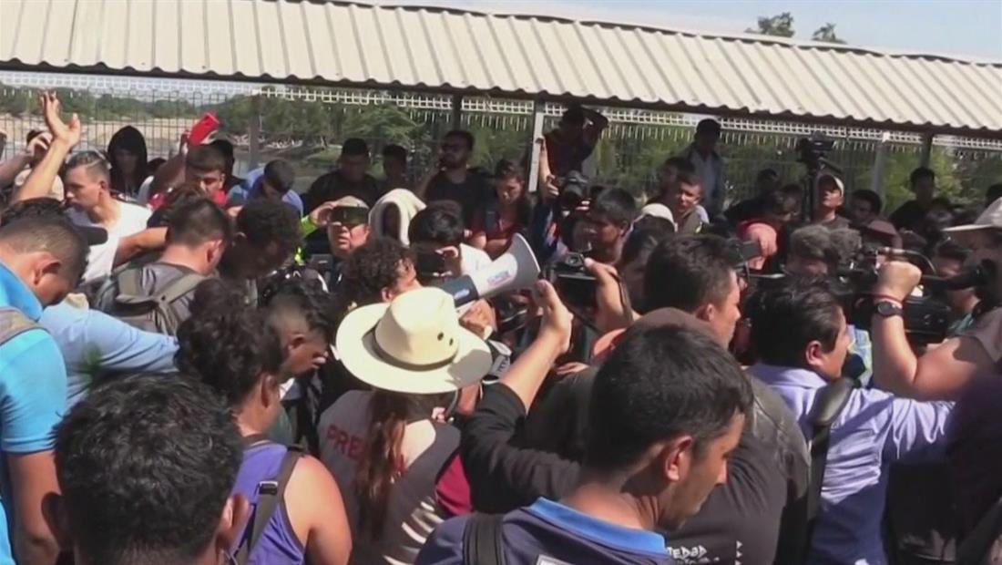 Caravana de migrantes intenta cruzar por el río a territorio mexicano Caravana de migrantes intenta cruzar por el río a territorio mexicano