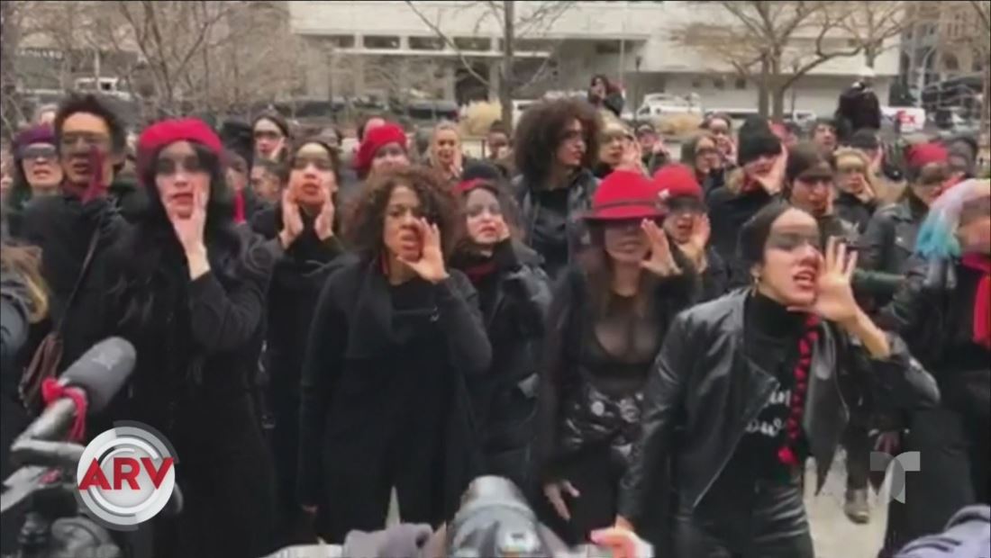 Decenas de mujeres cantan himno feminista frente a tribunal en Nueva York Decenas de mujeres cantan himno feminista frente a tribunal en Nueva York