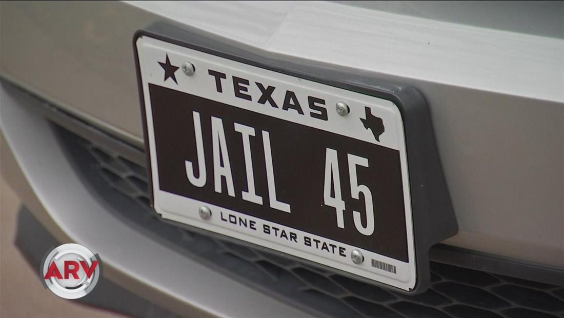Le revocan la placa del carro porque tenía un mensaje contra Trump Le revocan la placa del carro porque tenía un mensaje contra Trump