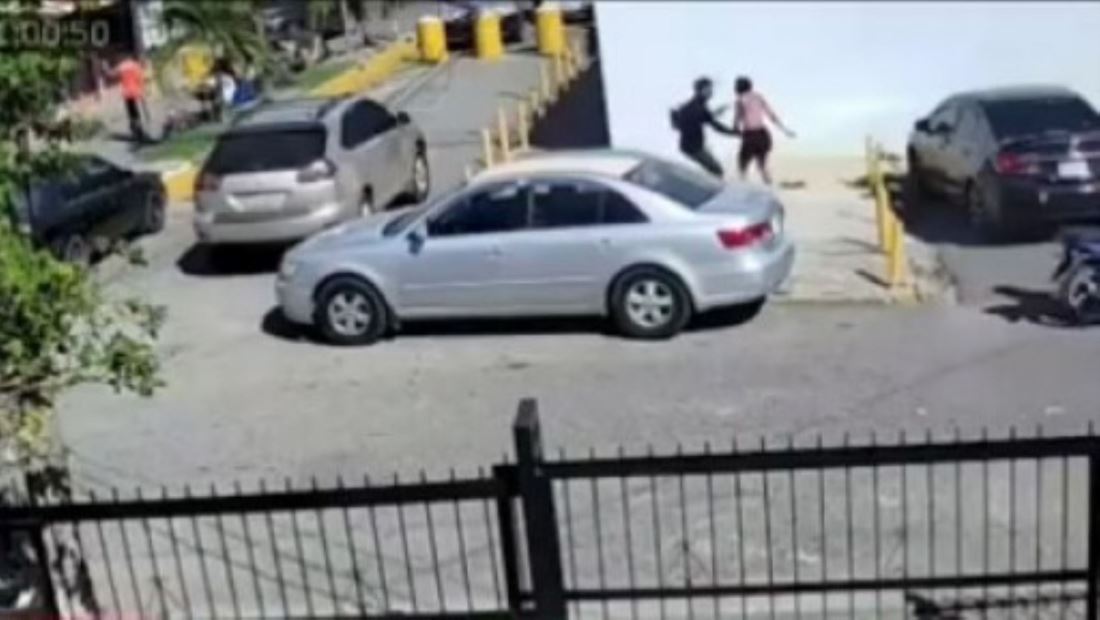 Joven dominicana se resiste a ser robada y es brutalmente golpeada Joven dominicana se resiste a ser robada y es brutalmente golpeada