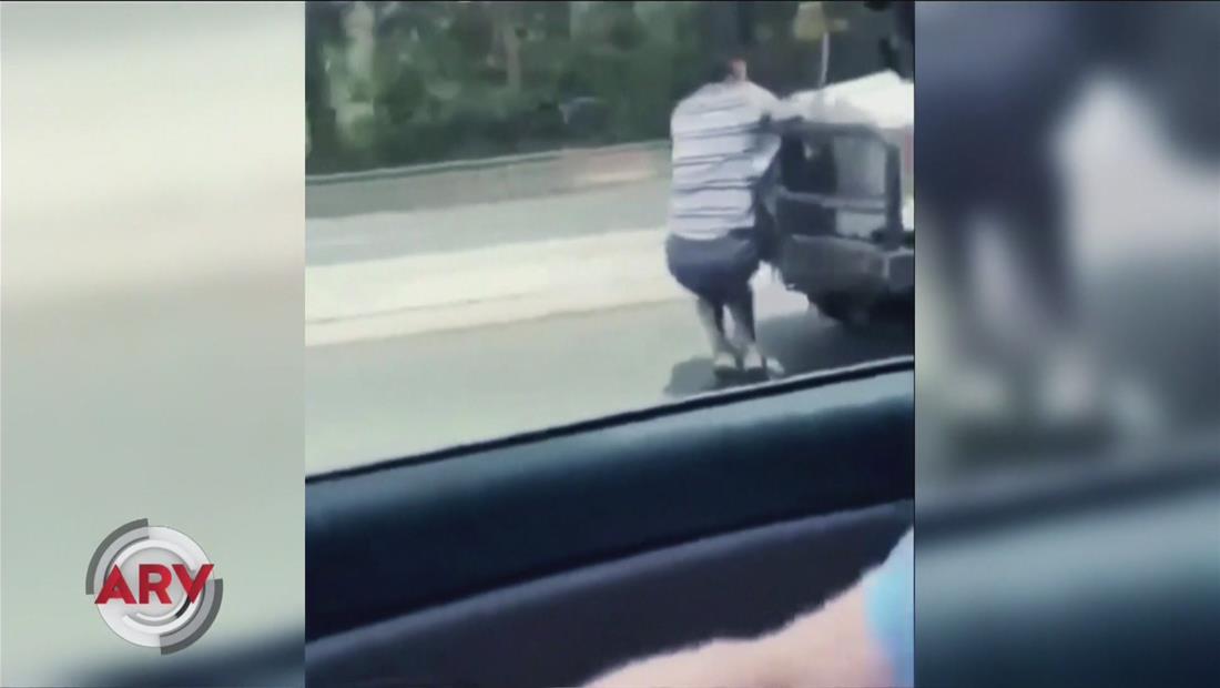 Hombre se cuelga de una camioneta para evitar fuga del conductor Hombre se cuelga de una camioneta para evitar fuga del conductor