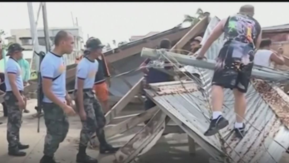 Poderoso tifón deja al menos 16 muertos y decenas de desplazados en Filipinas Poderoso tifón deja al menos 16 muertos y decenas de desplazados en Filipinas