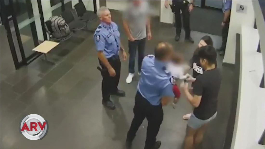 Bebé se atraganta y un policía lo salva con Maniobra de Heimlich Bebé se atraganta y un policía lo salva con Maniobra de Heimlich