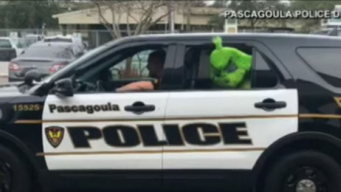 Arrestan a un ladrón disfrazado de Grinch en Mississippi Arrestan a un ladrón disfrazado de Grinch en Mississippi