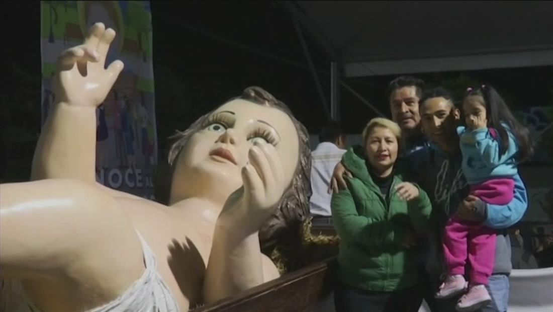 Impresionante figura de niño Jesús pesa media tonelada y mide 13 pies de largo Impresionante figura de niño Jesús pesa media tonelada y mide 13 pies de largo