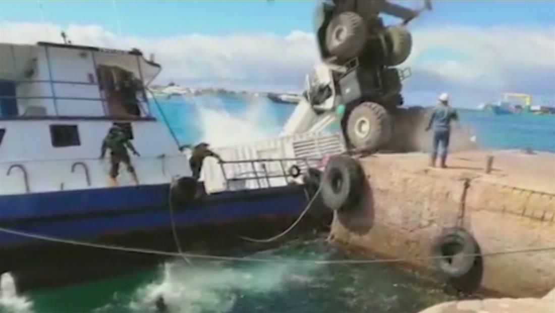 Luchan por evitar un derrame de combustible en las Islas Galápagos por causa de un naufragio Luchan por evitar un derrame de combustible en las Islas Galápagos por causa de un naufragio