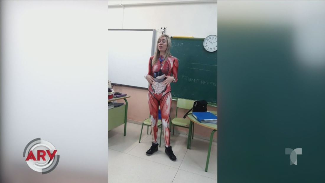 Maestra imparte cursos de anatomía con un polémico atuendo que muestra todo Maestra imparte cursos de anatomía con un polémico atuendo que muestra todo